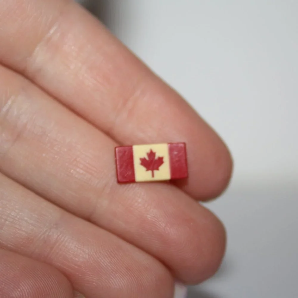 🍁 Vintage Canadian Flag Lapel Pin · 0.5